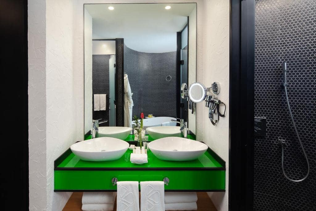 19-سرویس-بهداشتی-هتل-4-ستاره-الخوری-اسکای-گاردن-دبی- Al-Khoory-Sky-Garden-Hotel-Dubai-Bathroom.jpg