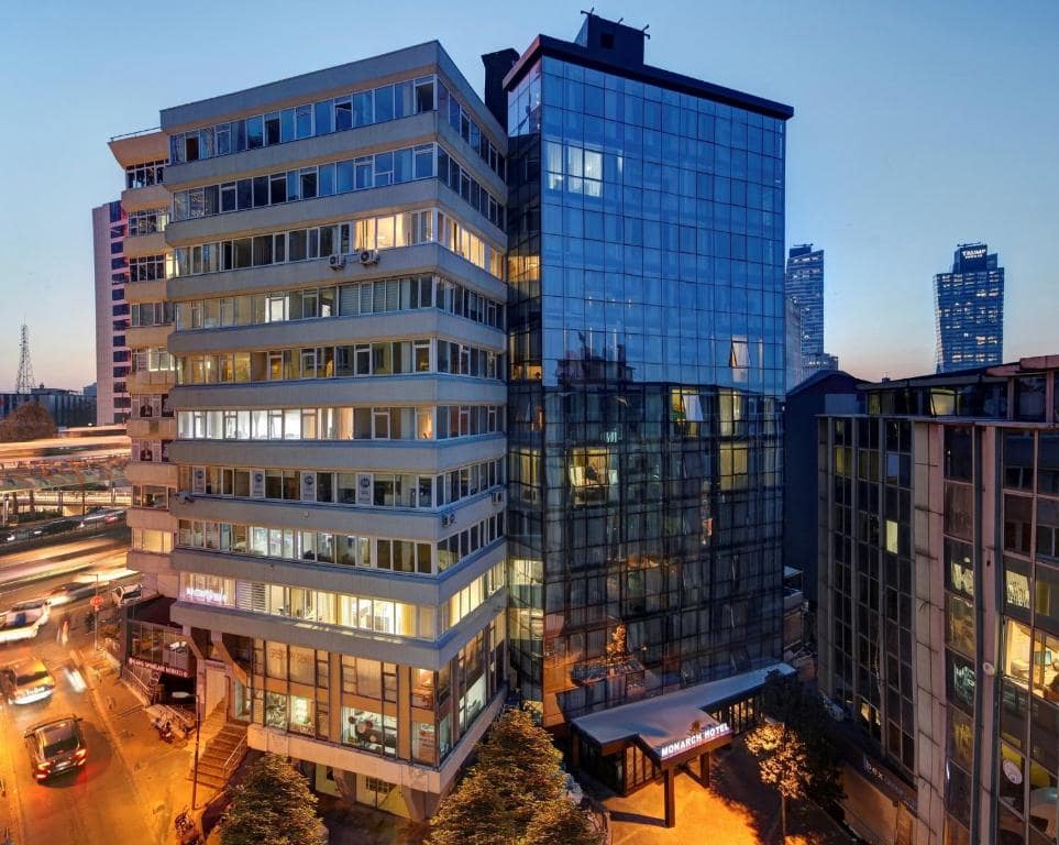 02-نمای-بیرونی-هتل-4-ستاره-وایت-مونارچ-استانبول-View-Hotel-4-Setare-White-Monarch-Istanbul.jpg