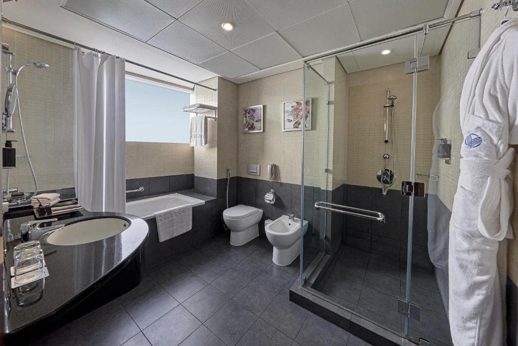 26-سرویس-بهداشتی-هتل-4-ستاره-رز-ریحان-بای-روتانا-دبی- Rose-Rayhaan-by-Rotana-Dubai-Bathroom.jpg