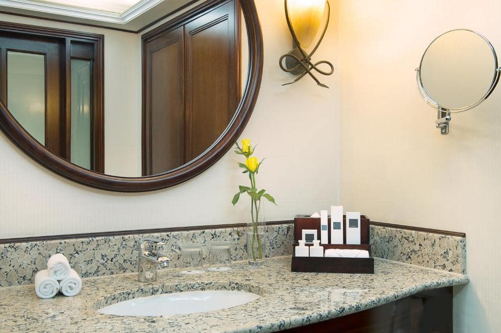26-سرویس-بهداشتی-هتل-4 ستاره-د-بریستول-این-دبی- The-Bristol-Inn-Hotel-Dubai-Bathroom.jpg