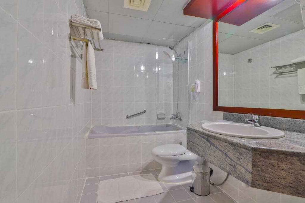 22-سرویس-بهداشتی-هتل-3-سان-اند-سندز-دبی- Sun-And-Sands-Dubai-Bathroom.jpg