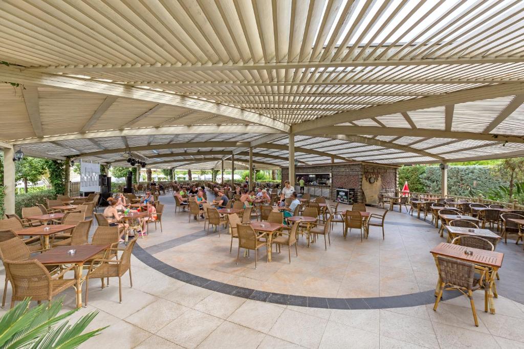 33-رستوران-هتل-5-ستاره-رویال-تاورز-لارا-آنتالیا Royal-Towers-Lara-Hotel-Antalya-Restaurant-.jpg