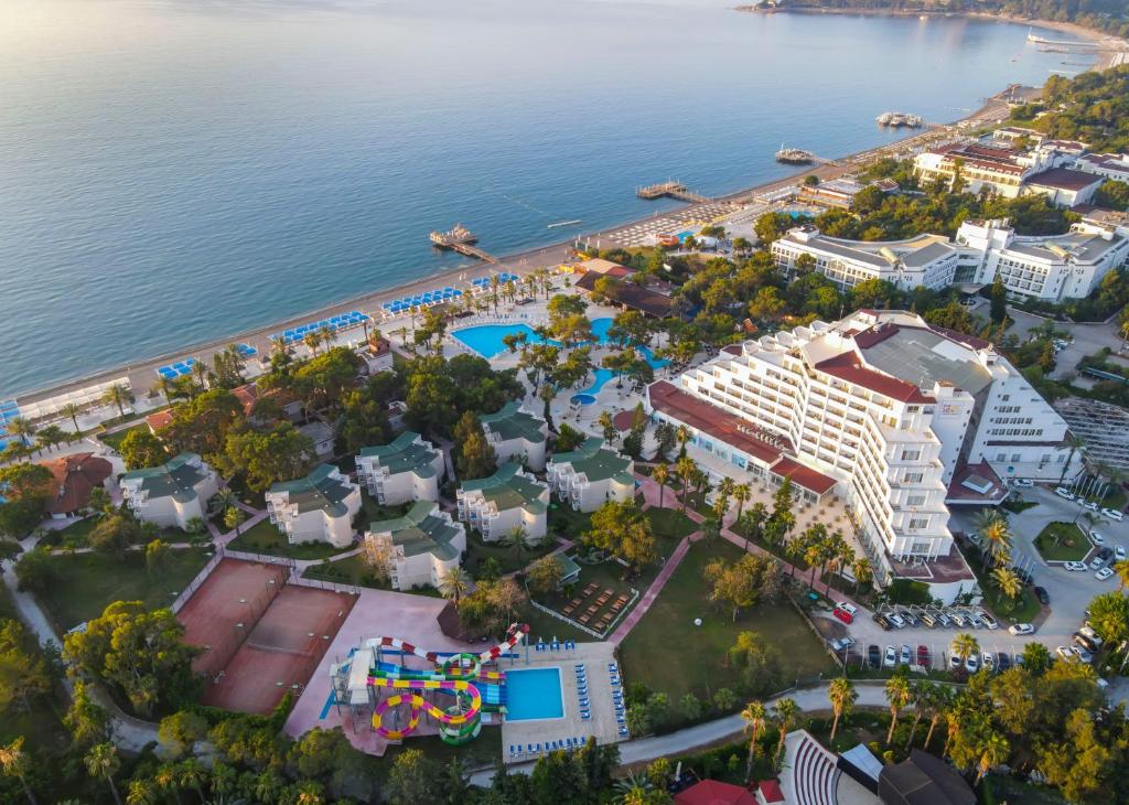 01-نمای-هتل-5-ستاره-لوکسیا-کامفورت-ریزورت-کمر- Loxia-Comfort-Resort-Kemer-Hotel-View.jpg