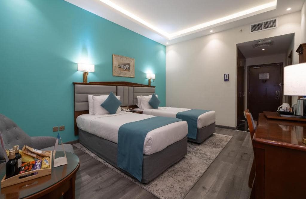 27-اتاق-خواب-هتل-3-ستاره-هاوارد-جانسون-بر-دبی- Howard-Johnson-Bur-Dubai-Bedroom.jpg
