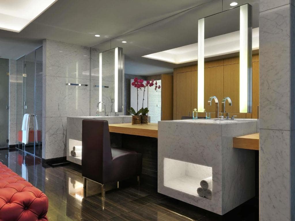 37-سرویس-بهداشتی-هتل-5-ستاره-سوفیتل-داون-تاون-دبی-Sofitel-Dubai-Down-Town-View-Bathroom.jpg