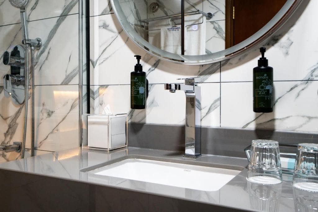 37-سرویس-بهداشتی-هتل-3-ستاره-هاوارد-جانسون-بر-دبی- Howard-Johnson-Bur-Dubai-Bathroom.jpg