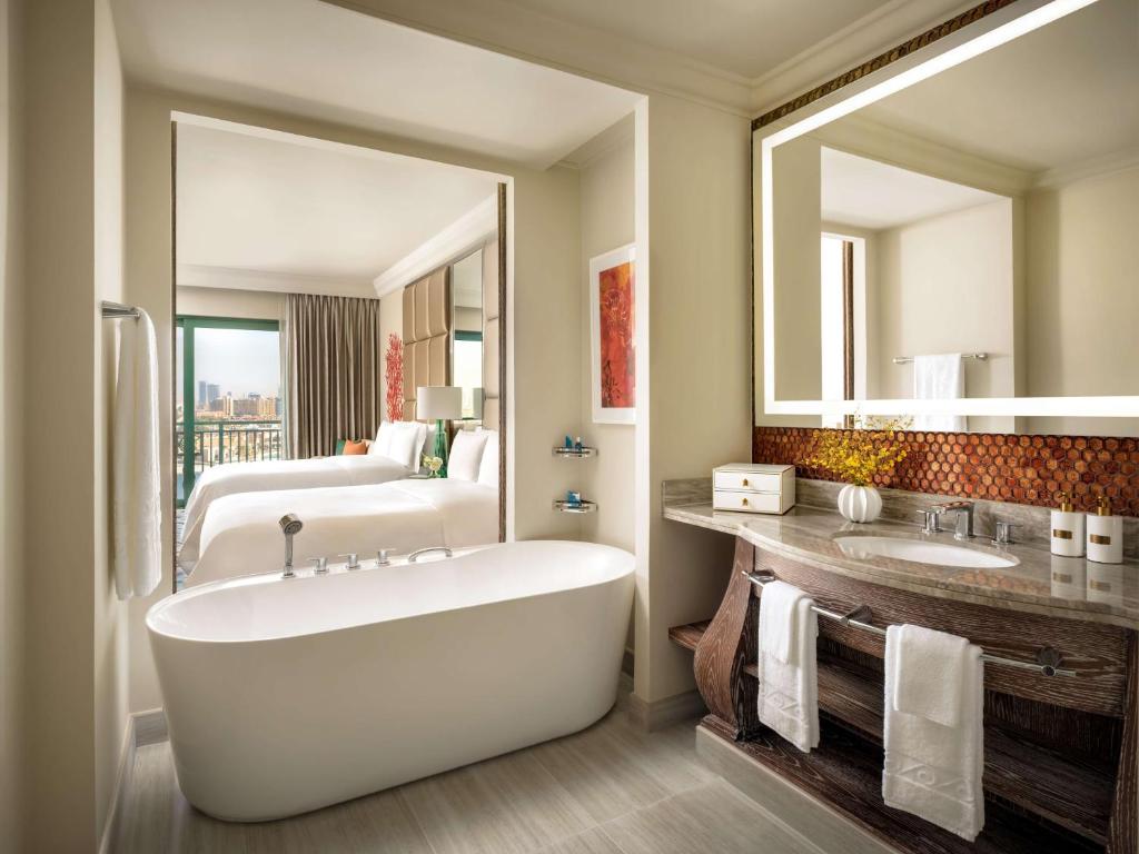 22-سرویس-بهداشتی-هتل-5-ستاره-آتلانتیس-دبی- Atlantis-The-Palm-Bathroom.jpg