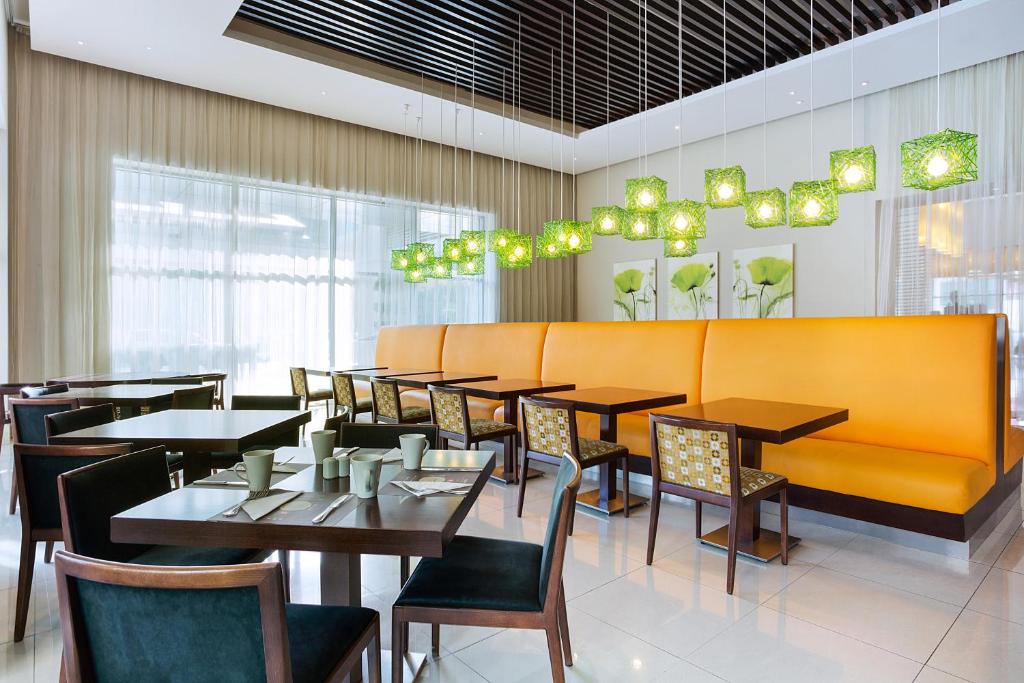 17-رستوران-هتل-3-ستاره-آیبیس-سیتی-سنتر-دبی- Hotel-Ibis-City-Center-Restaurant.jpg