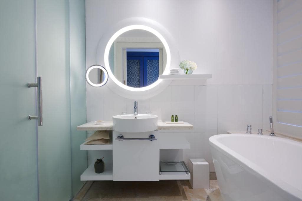 30-سرویس-بهداشتی-هتل-5-ستاره-سوفیتل-جمیرا-بیچ- View Sofitel-Dubai-Jumeirah-Beach-Bathroom.jpg