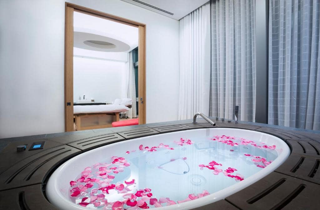 43-سرویس-بهداشتی-هتل-5-ستاره-سوفیتل-داون-تاون-دبی-Sofitel-Dubai-Down-Town-View-Bathroom.jpg