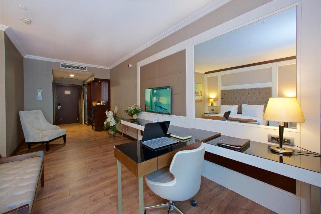 03-میز-تحریر-هتل-5-ستاره-رامادا-بای-ویندهام-مرتر-استانبول-Hotel-5-setare-Wyndham-Desk-Istanbul-min.jpg