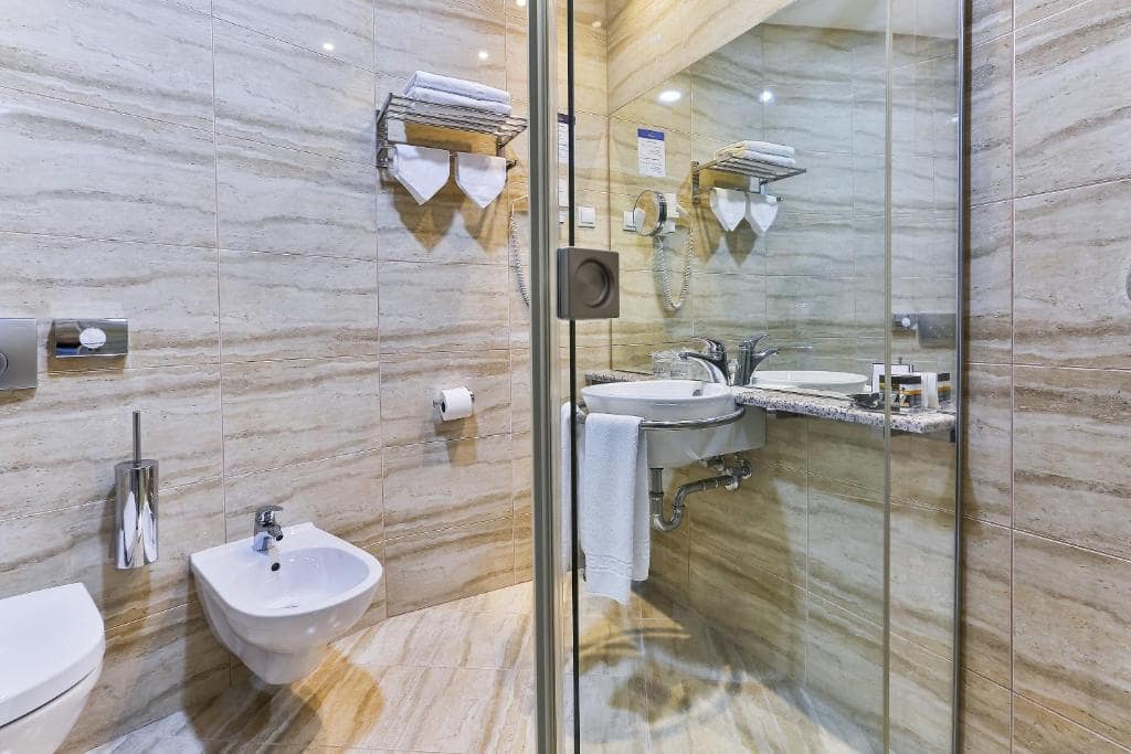 16-سرویس-بهداشتی-هتل-3-ستاره-کینز-پارک-دبی- Kings-Park-Hotel-Dubai-Bathroom.jpg