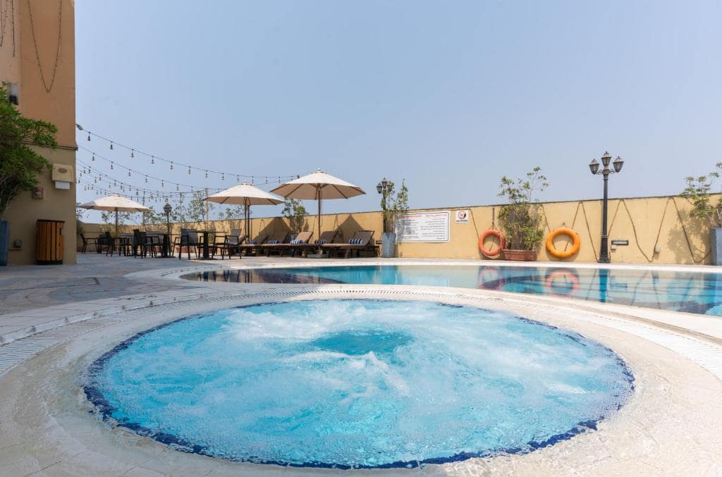 45-استخر-هتل-3-ستاره-هاوارد-جانسون-بر-دبی- Howard-Johnson-Bur-Dubai-Pool.jpg