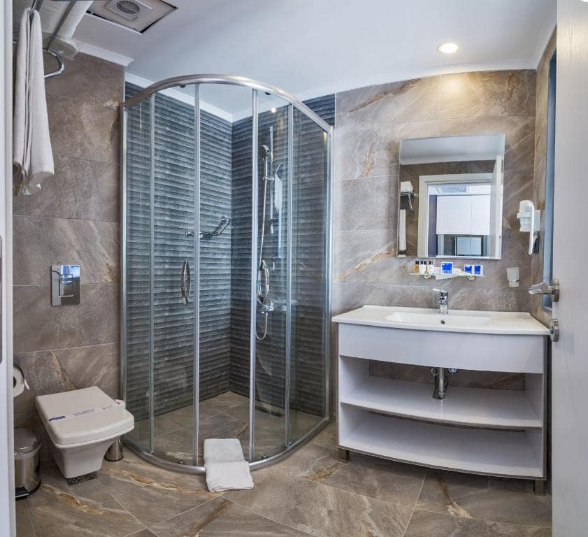 02-هتل-4-ستاره-اینتل-استانبول-نمای-سرویس-بهداشتی-حمام-Bathroom-Hotel-4-Setare-Inntel-Estanbul.jpg