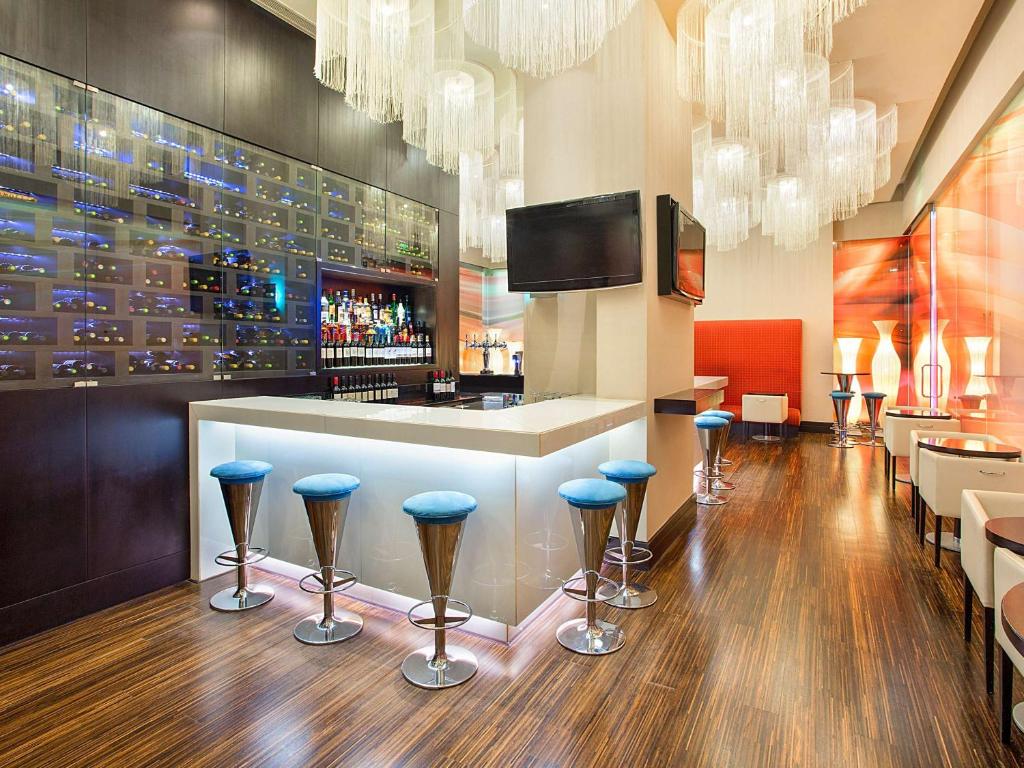 09 رستوران هتل 3 ستاره آیبیس مال آو د آمارات دبی Ibis Dubai Mall Of The Emirates.jpg