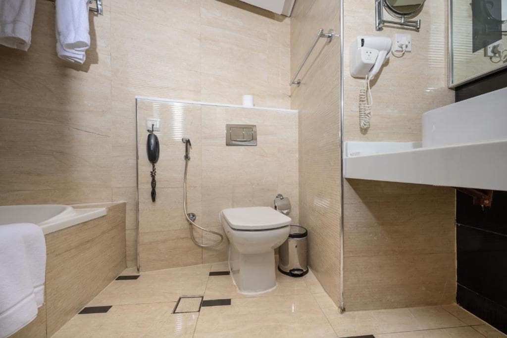 28-سرویس-بهداشتی-هتل-4-ستاره-پرل-سوئیس-دبی- Pearl-Swiss-Hotel-Dubai-Bathroom.jpg