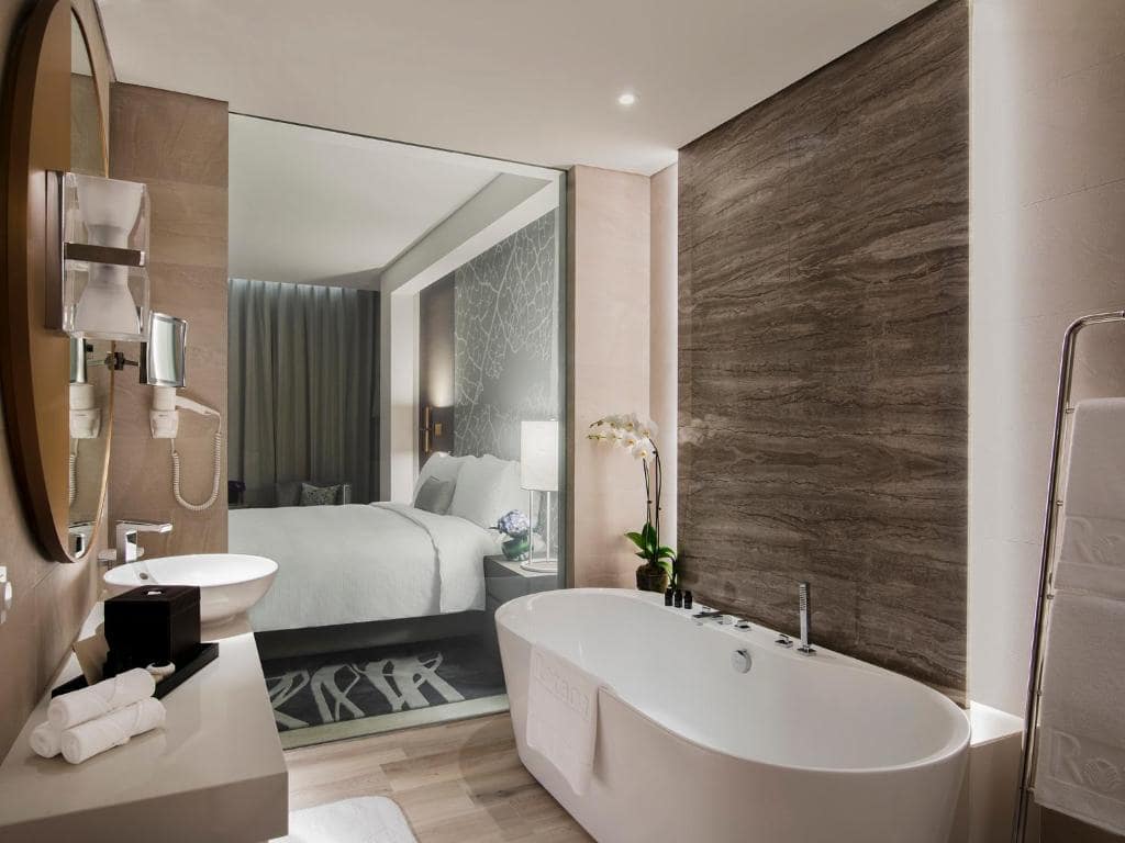30-سرویس-بهداشتی-هتل-5-ستاره-البندر-روتانا-کریک-دبی- Al-Bandar-Rotana-Dubai-Creek-Bathroom.jpg