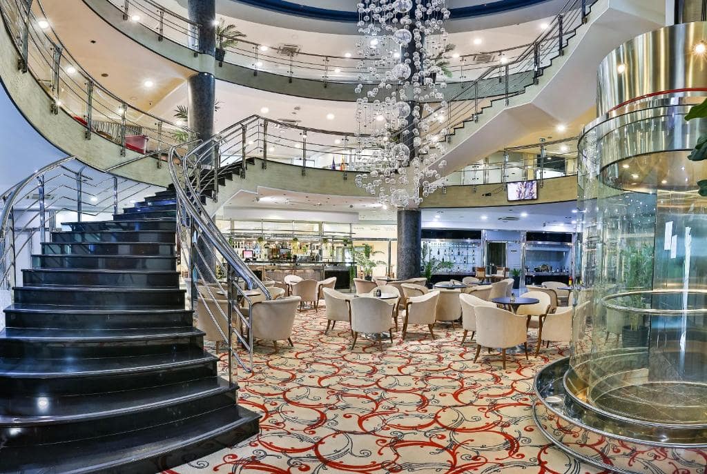26-محوطه-هتل-3-ستاره-کینز-پارک-دبی-Kings-Park-Hotel-Dubai-Grounds.jpg