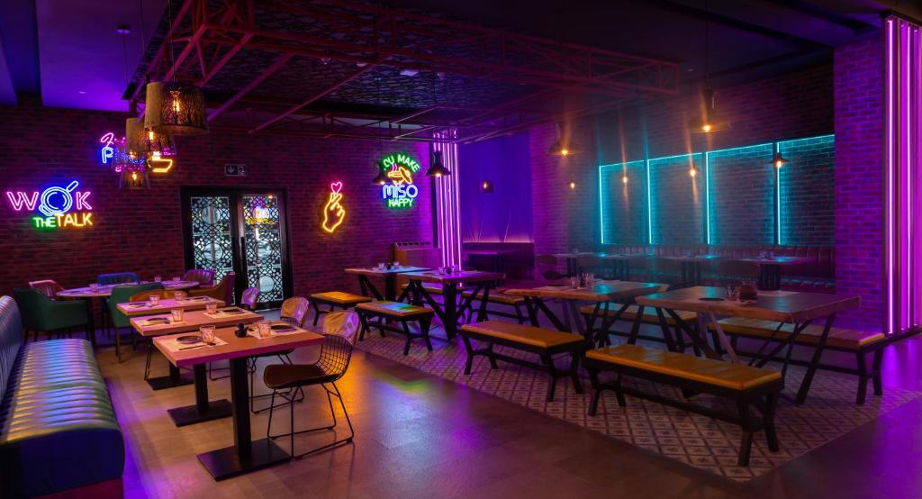 32-رستوران-هتل-4-ستاره-اج-کریک-ساید-دبی- Edge-Creekside-Hotel-Dubai-Restaurant.jpg