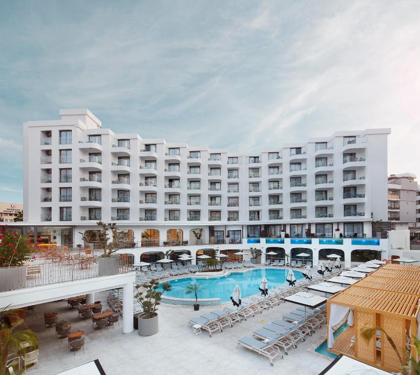 01 نمای هتل 5 ستاره لالیلا بلو سوئیت مارماریس Lalila Blue Suites Hotel Marmaris.jpg