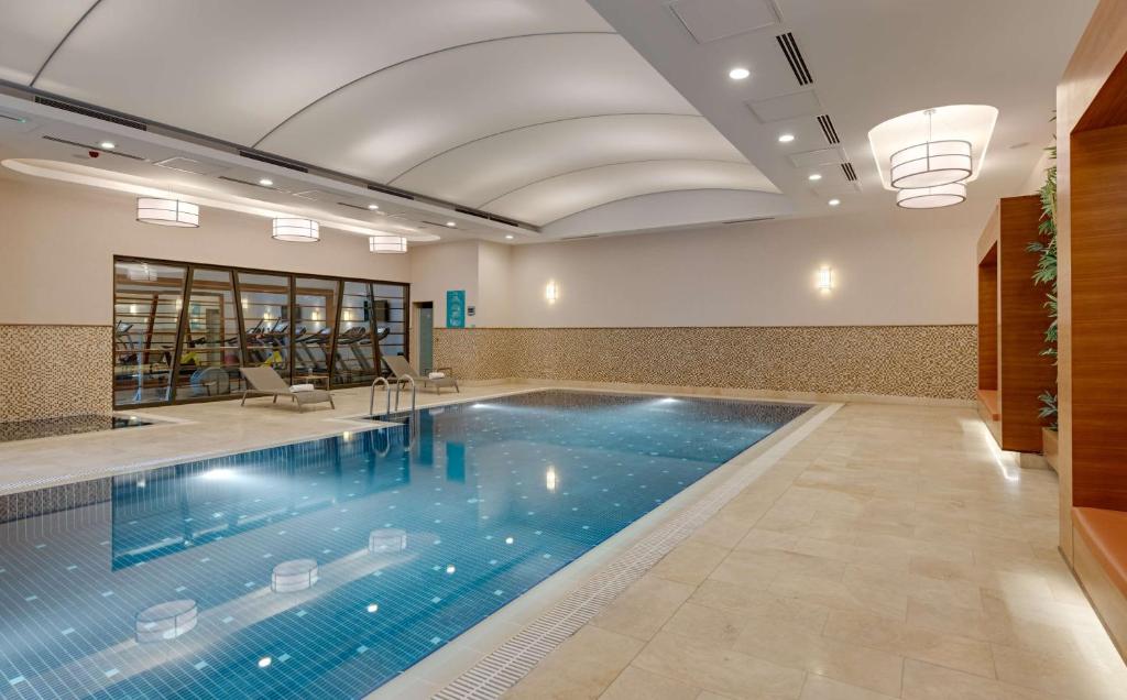 18 استخر هتل 5 ستاره دابل تری بای هیلتون وان DoubleTree by Hilton Hotel Van.jpg