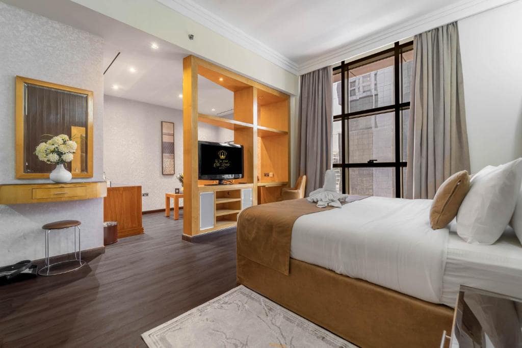 06-اتاق-خواب-هتل4-ستاره-د-لیلا-دبی- The-Leela-Hotel-Bedroom.jpg