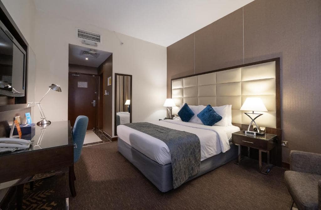 09-اتاق-خواب-هتل-3-ستاره-هاوارد-جانسون-بر-دبی- Howard-Johnson-Bur-Dubai-Bedroom.jpg