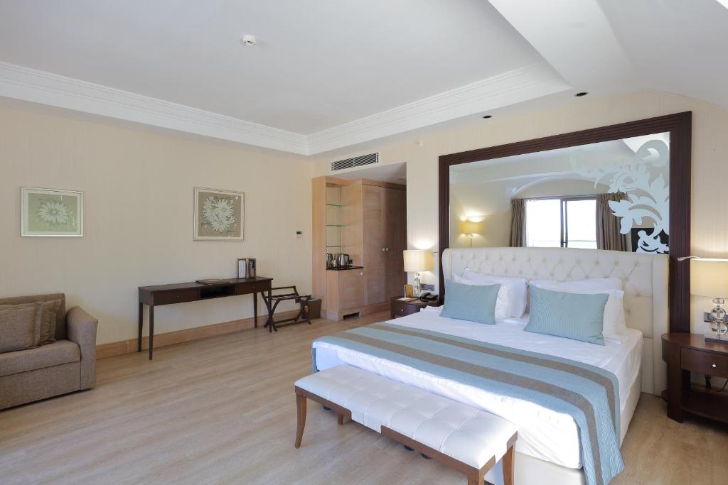 03-اتاق-هتل-5-ستاره-جوجو-پریمیر- Juju-Premier-Palace-Room.jpg