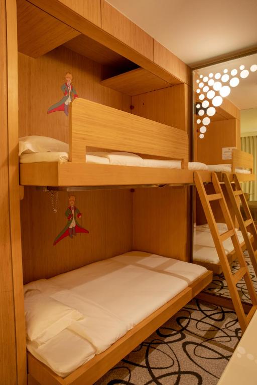 17-اتاق-خواب-هتل-5-ستاره-سوفیتل-داون-تاون-دبی-Sofitel-Dubai-Down-Town-View-Bedroom.jpg