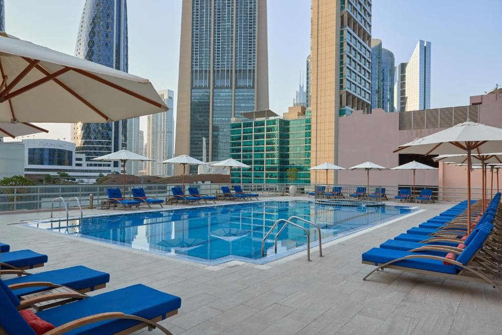 27-استخر-هتل-4-ستاره-رز-ریحان-بای-روتانا-دبی- Rose-Rayhaan-by-Rotana-Dubai-Pool.jpg