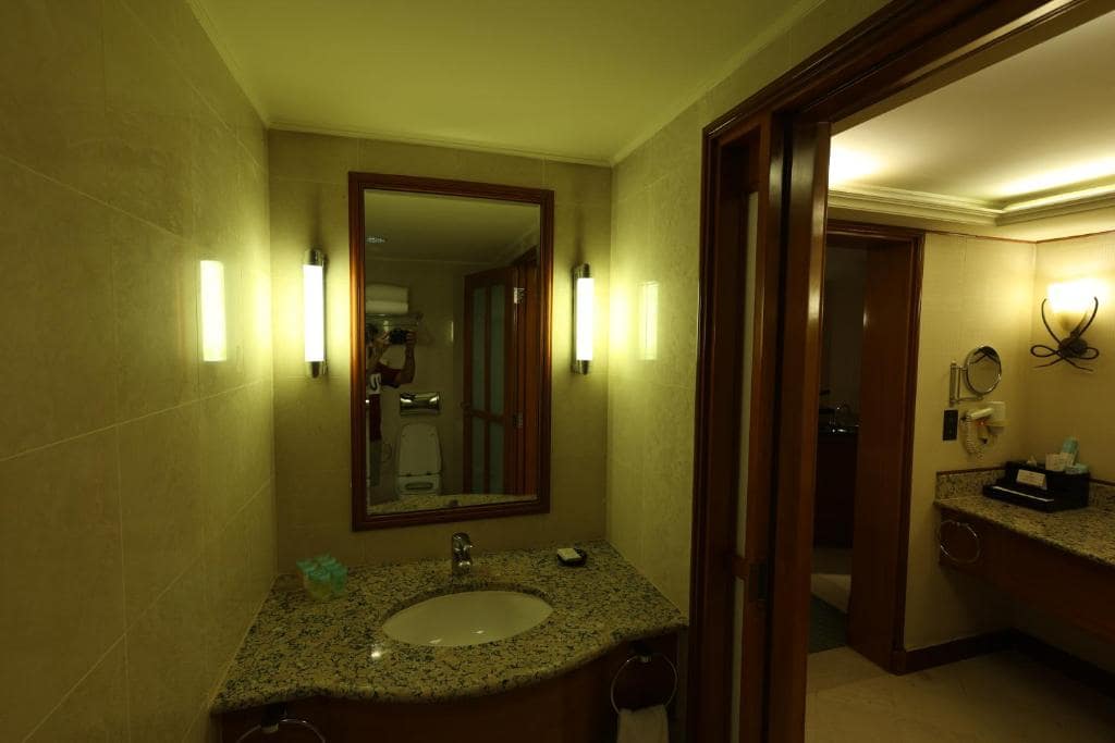 27-سرویس-بهداشتی-هتل-4 ستاره-د-بریستول-این-دبی- The-Bristol-Inn-Hotel-Dubai-Bathroom.jpg