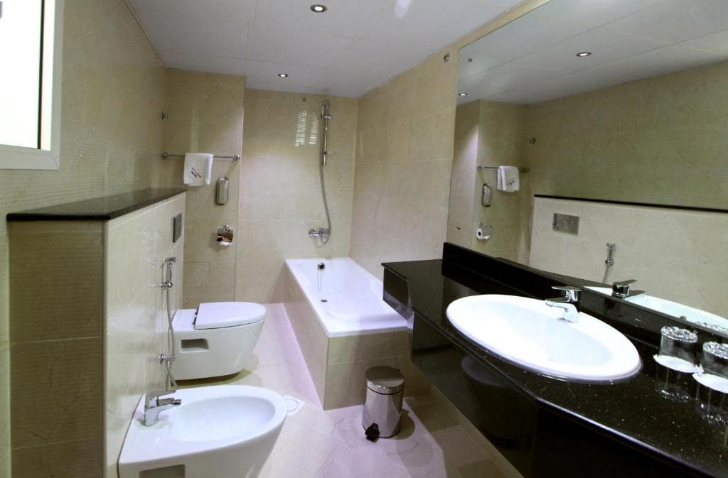 12- سرویس-بهداشتی-هتل-3-ستاره-گلف-این-دبی- Golf-Inn-Hotel-Dubai-Bathroom.jpg