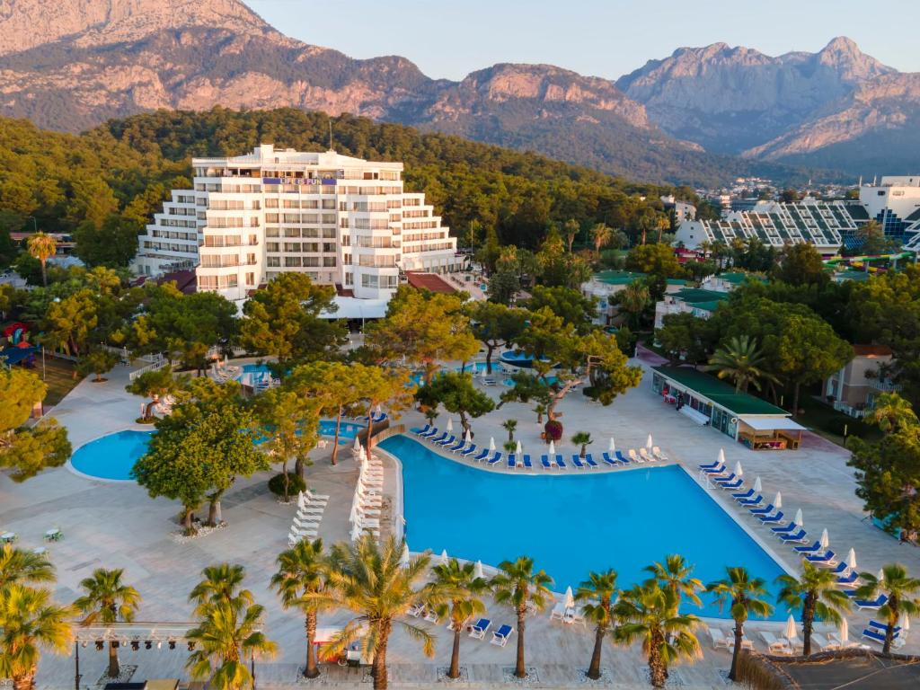 02-نمای-هتل-5-ستاره-لوکسیا-کامفورت-ریزورت-کمر- Loxia-Comfort-Resort-Kemer-Hotel-View.jpg