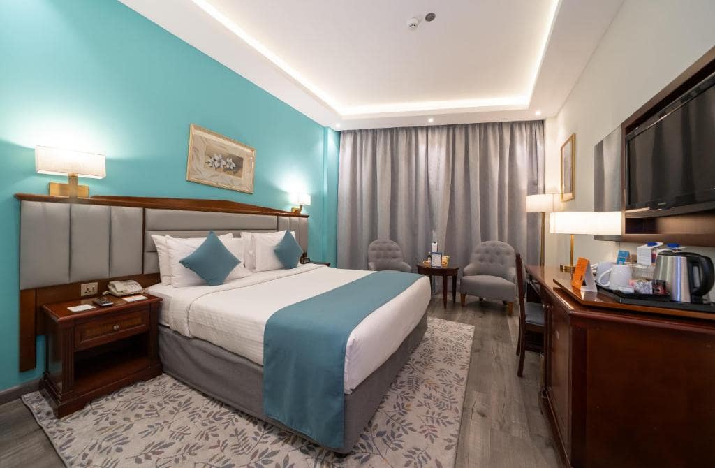 28-اتاق-خواب-هتل-3-ستاره-هاوارد-جانسون-بر-دبی- Howard-Johnson-Bur-Dubai-Bedroom.jpg