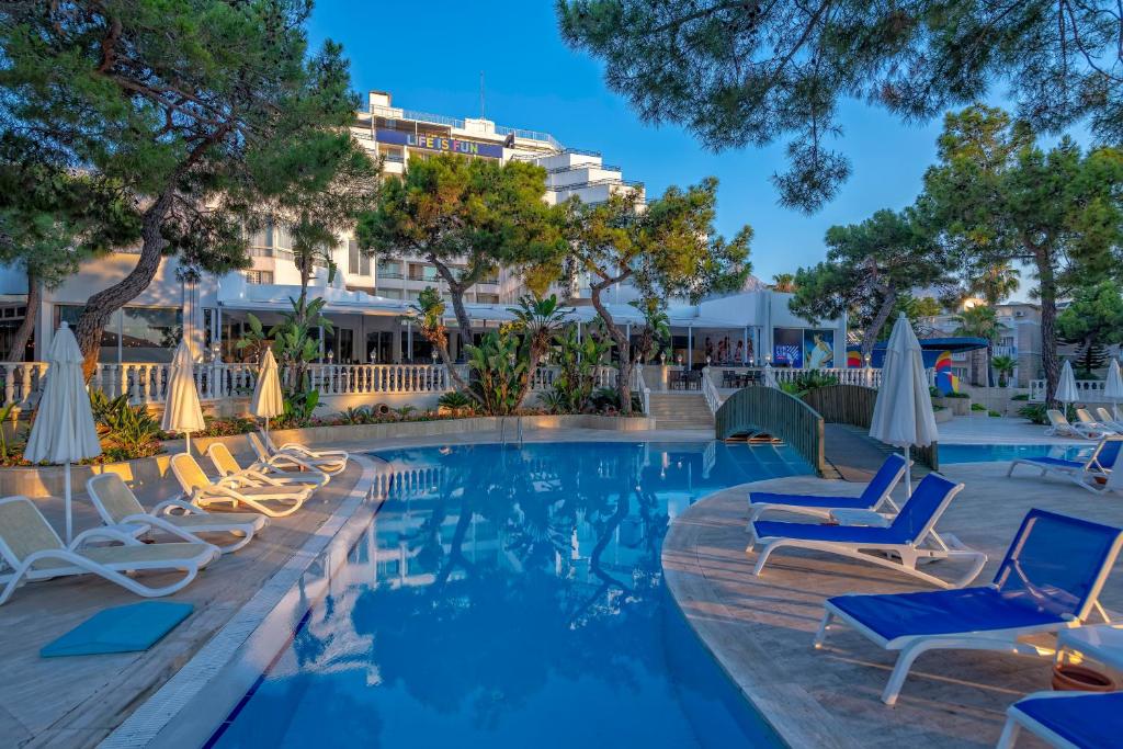 12-استخر-هتل-5-ستاره-لوکسیا-کامفورت-ریزورت-کمر- Loxia-Comfort-Resort-Kemer-Hotel-Pool.jpg