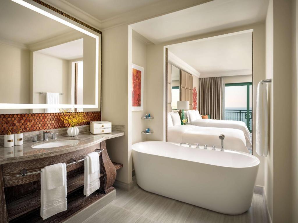 23-سرویس-بهداشتی-هتل-5-ستاره-آتلانتیس-دبی- Atlantis-The-Palm-Bathroom.jpg