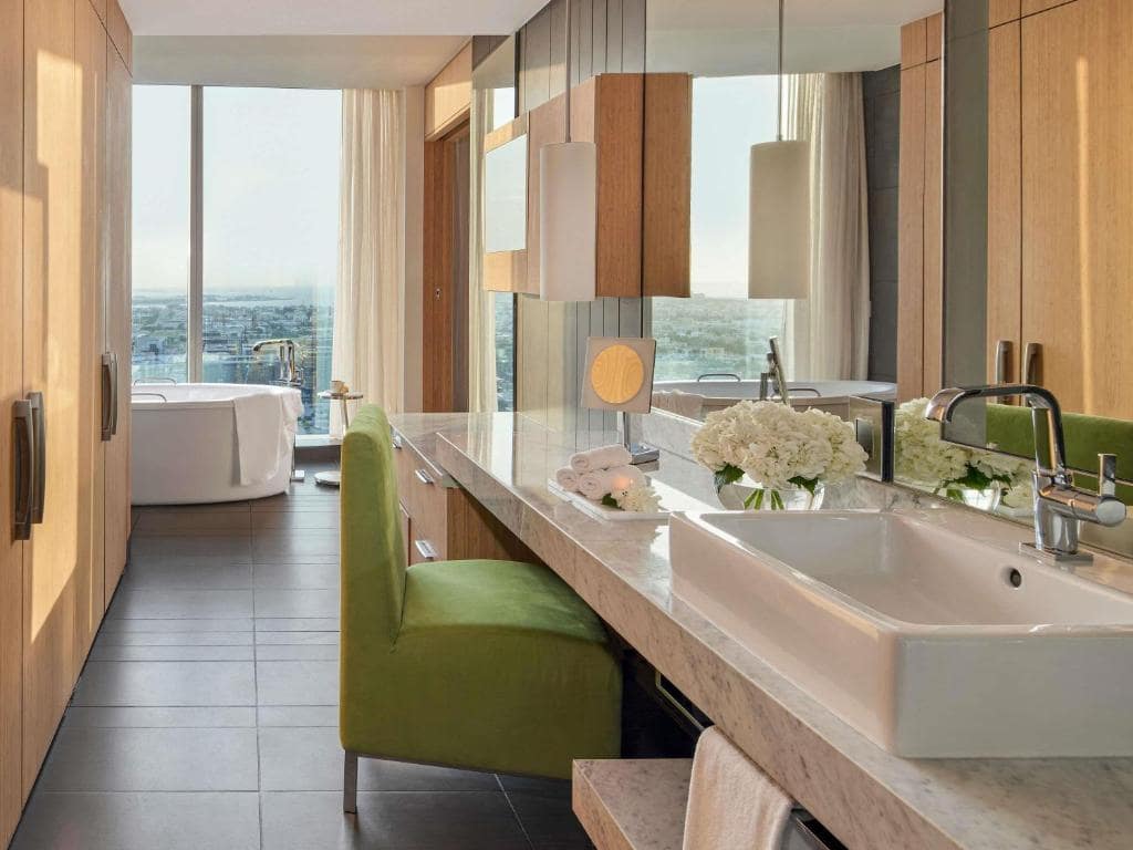 44-سرویس-بهداشتی-هتل-5-ستاره-سوفیتل-داون-تاون-دبی-Sofitel-Dubai-Down-Town-View-Bathroom.jpg