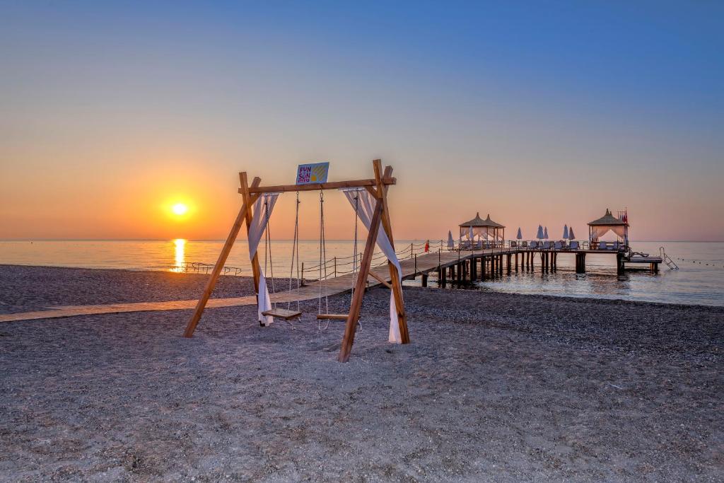 22-ساحل-هتل-5-ستاره-لوکسیا-کامفورت-ریزورت-کمر- Loxia-Comfort-Resort-Kemer-Hotel-Beach.jpg