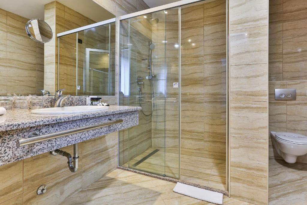 17-سرویس-بهداشتی-هتل-3-ستاره-کینز-پارک-دبی- Kings-Park-Hotel-Dubai-Bathroom.jpg