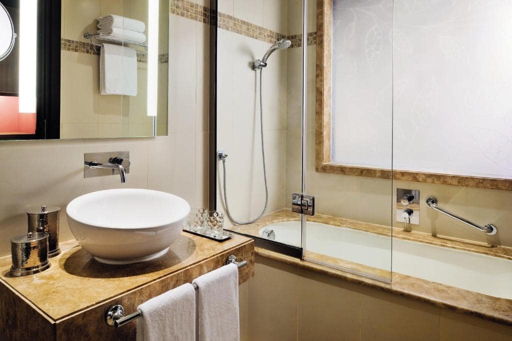 13-سرویس-بهداشتی-هتل-5-ستاره-آوانی-دیره-دبی- Avani-Deira-Dubai-Hotel-Bathroom.jpg