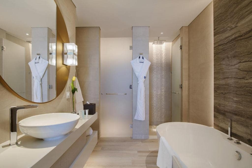 31-سرویس-بهداشتی-هتل-5-ستاره-البندر-روتانا-کریک-دبی- Al-Bandar-Rotana-Dubai-Creek-Bathroom.jpg