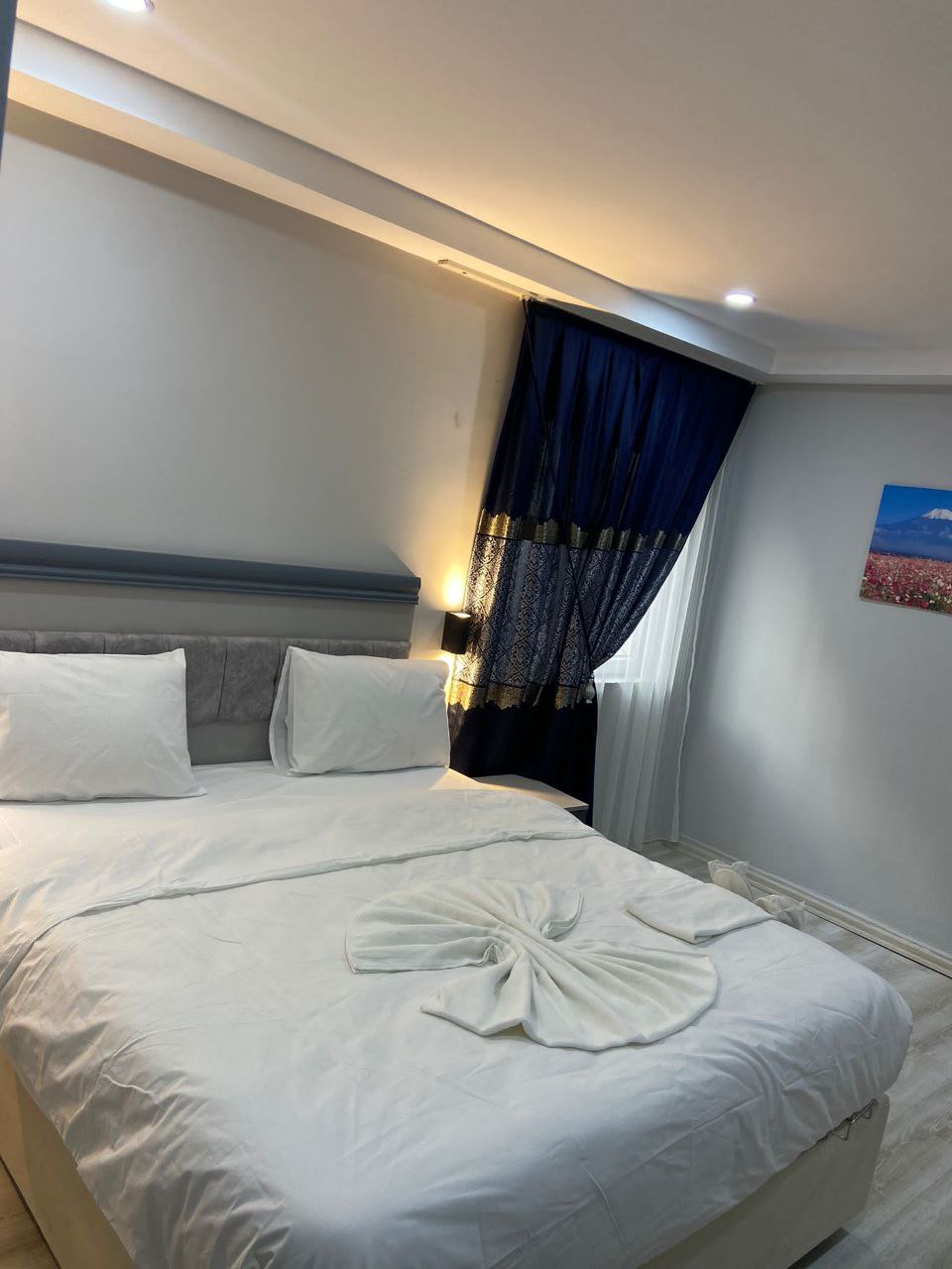 02 اتاق هتل 3 ستاره رز لایف وان Roos Life Hotel Van.jpg