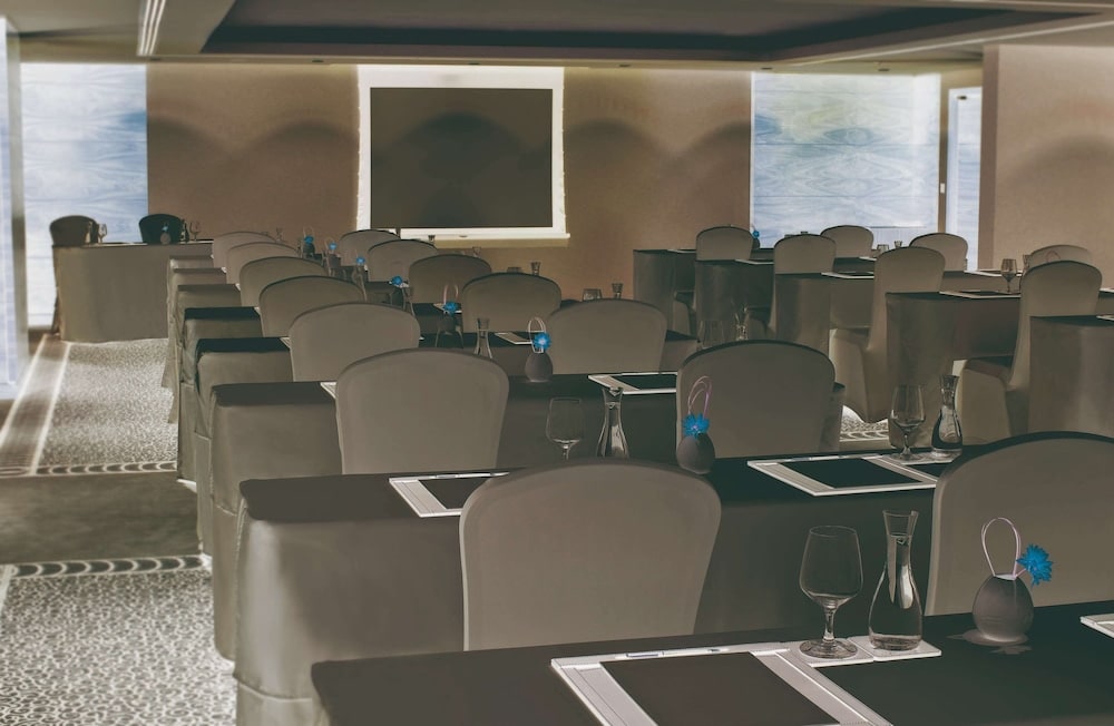 23-اتاق-کنفرانس-هتل-5-ستاره-آوانی-دیره-دبی- Avani-Deira-Dubai-Hotel-Conference-Room.jpg