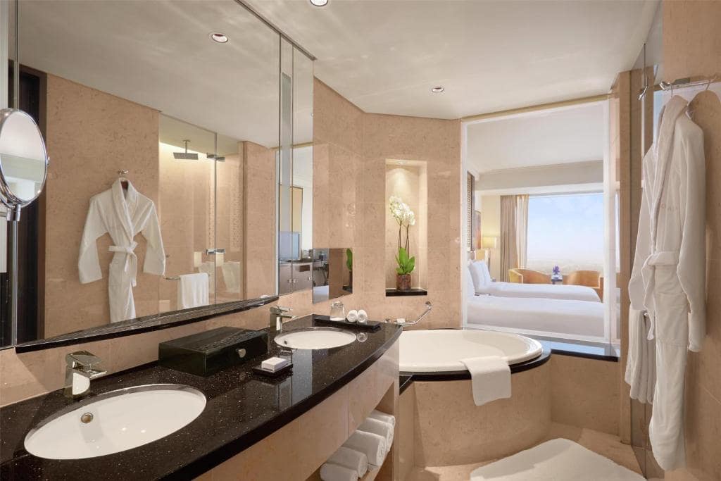 24-سرویس-بهداشتی-هتل-5-ستاره-کنراد-دبی- Conrad-Hotel-Dubai-Bathroom.jpg