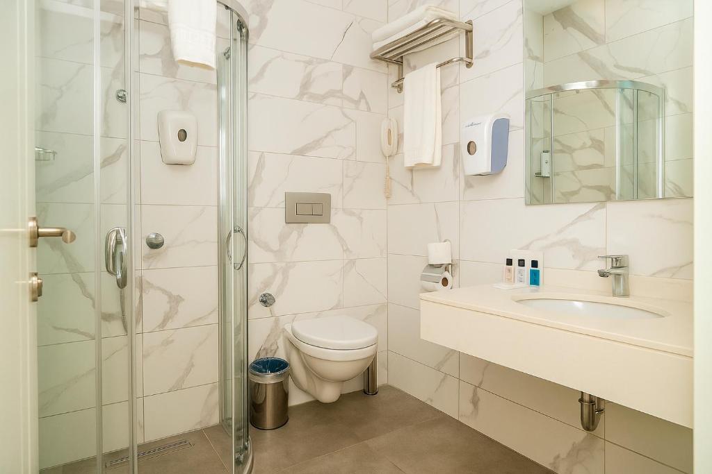 24-سرویس-بهداشتی-هتل-4-ستاره-الدار-گاردن-ریزورت-آنتالیا- Eldar-Garden-Resort-Antalya-Bathroom.jpg