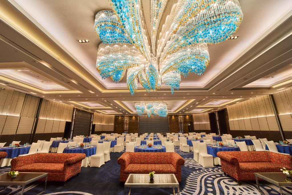 10-سالن-همایش-هتل-5-ستاره-کراون-پلازا-روهینی-دهلی-Crowne-Plaza-Delhi-Rohini-Hotel.jpg