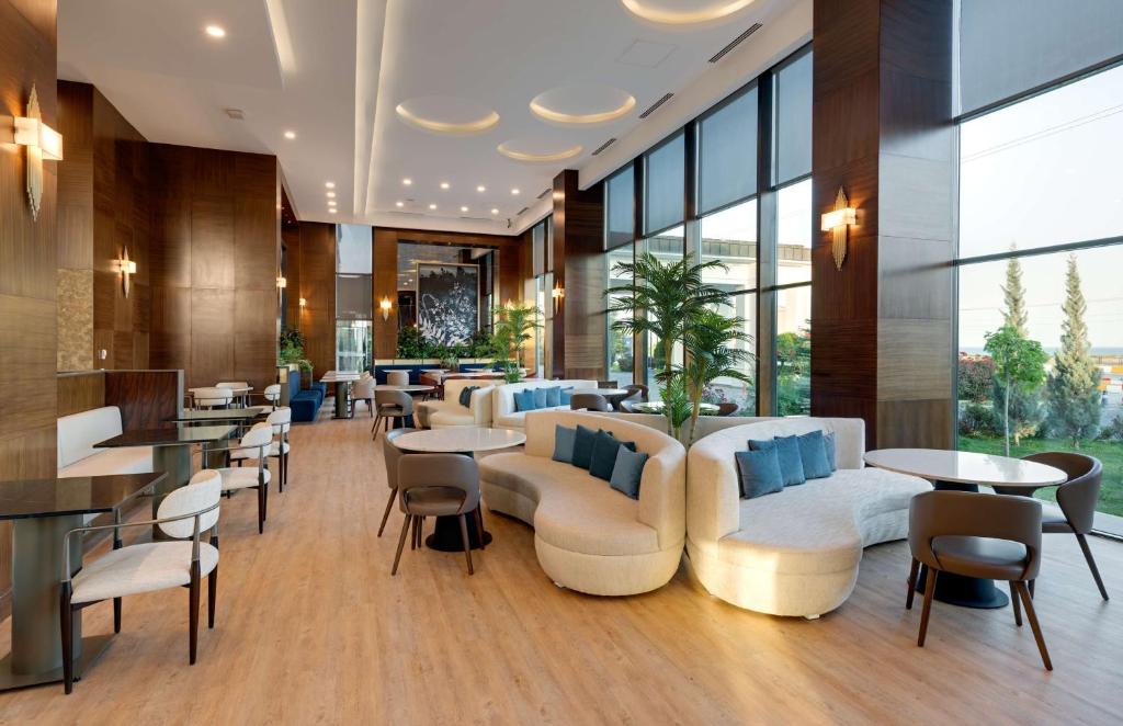 19 لابی هتل 5 ستاره دابل تری بای هیلتون وان DoubleTree by Hilton Hotel Van.jpg