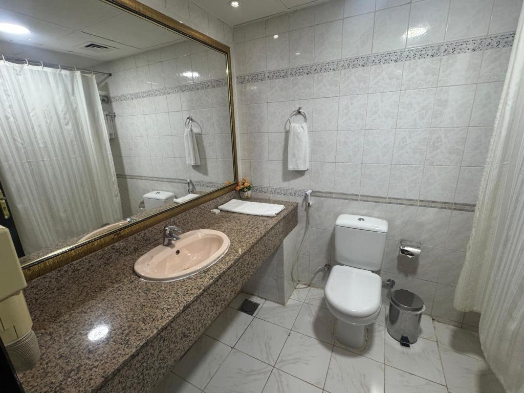 14-سرویس-بهداشتی-هتل-3-ستاره-ارکید-دبی- Orchid-Hotel-Dubai-Bathroom.jpg