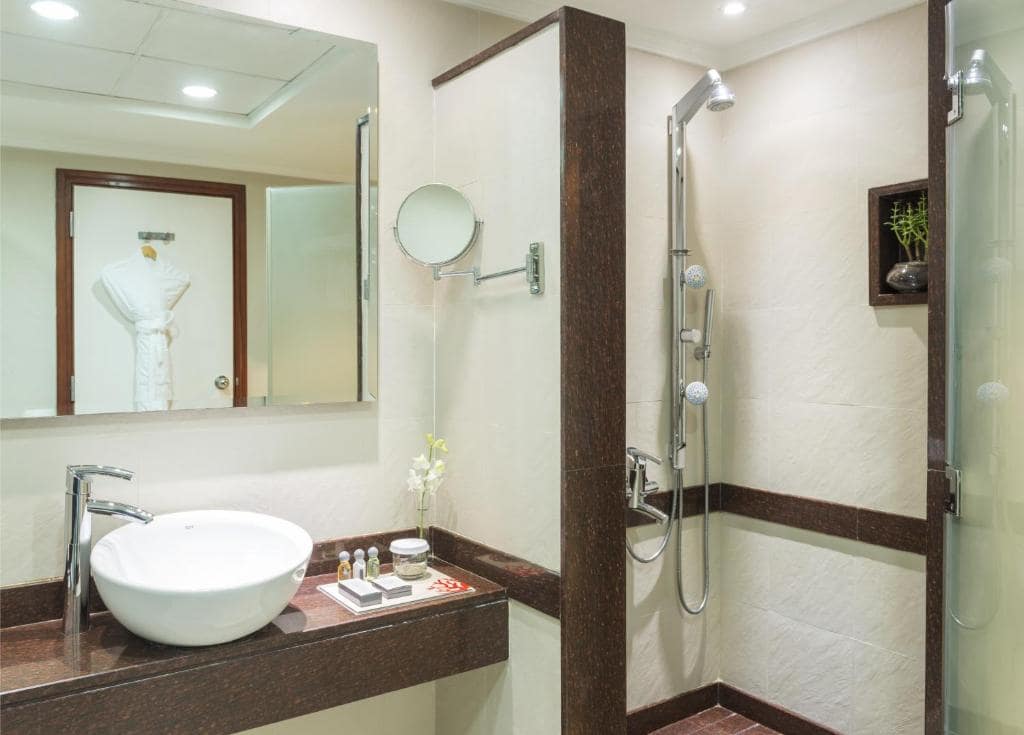 18-سرویس-بهداشتی-هتل-4-ستاره-کورال-دبی-دیره- Coral-Dubai-Deira-Hotel-Bathroom.jpg