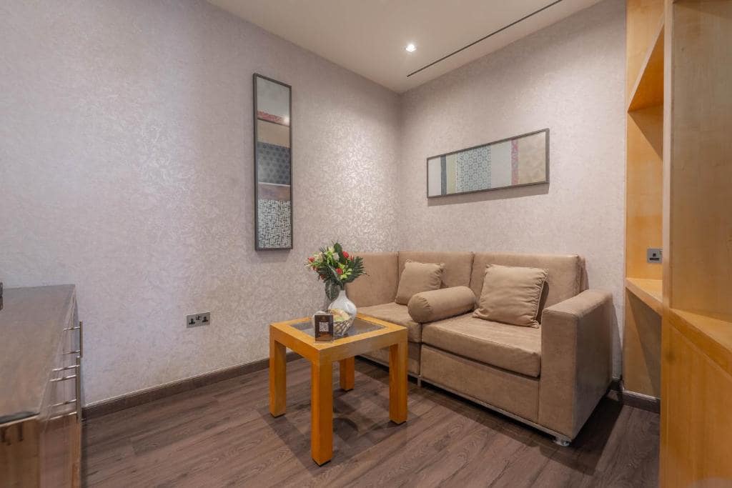 07-اتاق-خواب-هتل4-ستاره-د-لیلا-دبی- The-Leela-Hotel-Bedroom.jpg